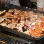 釜山亭 - サムギョプサルは韓国の豚肉料理です。
            美肌に美容に疲労回復によいとされています。
            鉄板の上に豚ちゃんがたくさん。