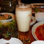 釜山亭 - キムチがいっぱい。
            韓国の野菜類もいっぱい。
            楽しさいっぱい。
            そして
            私のビールは泡いっぱい。