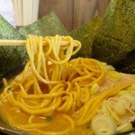 クリーミーTonkotsuラーメン 麺家神明 - 麺リフト