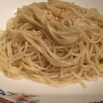 ホテルオークラ 中国料理「桃花林」 - 麺は細麺ストレートに白胡麻トッピング
