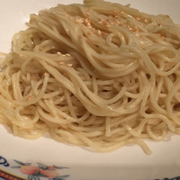 ホテルオークラ 中国料理「桃花林」 日本橋室町賓館 - 麺は細麺ストレートに白胡麻トッピング