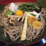 飛騨茶屋 寿美久 - 山菜ざるそば：１２５０円♫
            朴葉の上に乗ってます♫
            
            