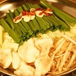 めんくいや - 豚骨スープのもつ鍋。〆にラーメンの麺を入れたりチーズ雑炊にしたり出来ます♪