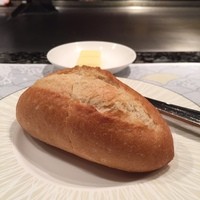 鉄板焼 銀杏 ホテル日航大阪 - おかわり出来るパン♪
                パリッと焼けて美味しい(o^^o)