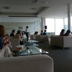 茶房　わらび野 - 係の方に案内されて二階のラウンジへ。
      ソファは景色が見れるよう窓側に向けられています。