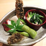 器楽亭 - 鯨の畝す 
        イワシの甘露煮、金胡麻
        蛸
        蒸し鮑
        三つ葉のおひたし
        京都の茶豆