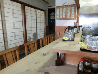 Marushuu - 寿司屋時代からの年季の入ったカウンター席。