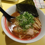 らーめん研究所 - らーめん研究所（醤油・並盛700円/4番・豚骨+鶏+魚介スープ）