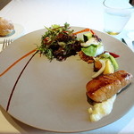 温かい燻製したカジキマグロのサラダニソワーズ　赤ピーマンのクーリ