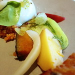 ルカンケ - 温かい燻製したカジキマグロのサラダニソワーズ　赤ピーマンのクーリ