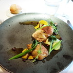 柔らかく煮込んだ豚足を詰めた大山地鶏のロースト　ローズマリー風味　じゃがいものピューレと夏野菜をあしらって