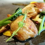 ルカンケ - 柔らかく煮込んだ豚足を詰めた大山地鶏のロースト　ローズマリー風味　じゃがいものピューレと夏野菜をあしらって