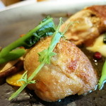 ルカンケ - 柔らかく煮込んだ豚足を詰めた大山地鶏のロースト　ローズマリー風味　じゃがいものピューレと夏野菜をあしらって