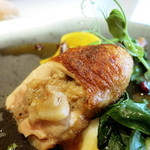 ルカンケ - 柔らかく煮込んだ豚足を詰めた大山地鶏のロースト　ローズマリー風味　じゃがいものピューレと夏野菜をあしらって