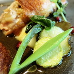 ルカンケ - 柔らかく煮込んだ豚足を詰めた大山地鶏のロースト　ローズマリー風味　じゃがいものピューレと夏野菜をあしらって