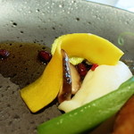 ルカンケ - 柔らかく煮込んだ豚足を詰めた大山地鶏のロースト　ローズマリー風味　じゃがいものピューレと夏野菜をあしらって