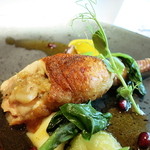 ルカンケ - 柔らかく煮込んだ豚足を詰めた大山地鶏のロースト　ローズマリー風味　じゃがいものピューレと夏野菜をあしらって