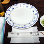 ブルドック - まずはビール。突き出しの漬け物でしばし歓談