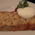 オステリア・ナカムラ - ヘーゼルナッツとリコッタチーズの焼ケーキ