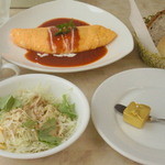 オムレツ、パンのセット