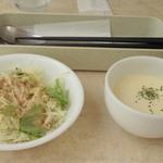 セットのサラダ、スープ