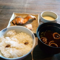 韻松亭 - 焼き物、茶碗蒸し、豆ご飯、赤だし