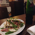 フル レングス テーブル - カブとハムのサラダ(750円くらい)とジンジャエール(辛口)(500円)