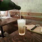 IGOSSOU オリエンタル - 555ハイボール　店員さんサービス注ぎ