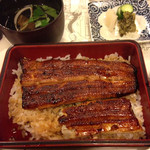 川越 いちのや - うな重「松」¥2850
                                 弁当サイズでご飯も茶碗一膳半くらい。コレに肝吸いと香の物が着いて、胃にも財布にも優しい。他の物を楽しんだり酒を飲むなら、これ位の量が丁度良い。