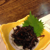 川越 いちのや - イナゴの佃煮。サラダと共にウナギが焼けるまでのつなぎ。懐かしい味でした。