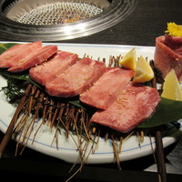 松永牧場 銀座本店 - 追加注文のUSタン　厚切りタン　１８８０円