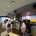 サッポロビール千葉工場 マリンハウス - テイスティング会場（3人くらいのおねーさんがビールを注いでくれます）