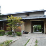 体験型コーヒー専門店 のんびり - 奥が駐車場。バイクも置いてあった。