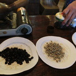 体験型コーヒー専門店 のんびり - 煎った後と生豆と、、、同じ量なのにカサが増えて艶々。これはコーヒー豆から出た油。