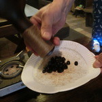 体験型コーヒー専門店 のんびり - 取っ手から煎った豆が出ますよ♪