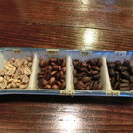 体験型コーヒー専門店 のんびり - 左から、生豆・浅煎り、中煎り、深煎り。