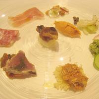 Convivio - 前菜盛り合わせ
                （スペック、フォアグラのテリーヌ、水蛸とセロリ、タラ？、ニンニクのサラミ、イワシのマリネとポレンタ、低温調理の鶏胸肉とバジル、カツオのタタキとカポナータ、ホロホロ鳥のラグーとクスクス）