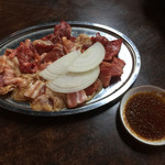 ほがらか屋 - ランチ（カルビ、豚バラ、シロ）写真は三人前