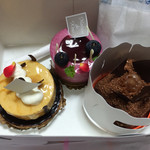 西洋菓子 メゾン・ドゥ・キノ - 2015年8月初訪問 小さめのケーキ。美味しい丁寧に作られたケーキ。左がキャラメルショコラ・カフェタルト ¥450  、中央奥 カシス ¥340.右 ジャン・ドゥ（ナッツとチョコ）