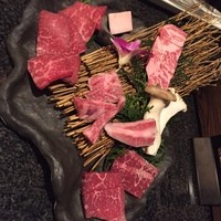 個室 和牛焼肉 吟 難波店 - 尾崎牛焼き物盛り合わせ
