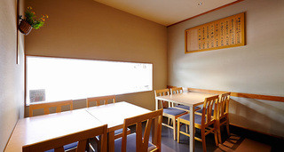 Shunrakukan - 開放感ある窓側のテーブル席（1F）
