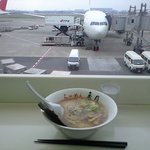 ラーメン 香月 - 飛行機を目前に頂けます