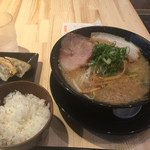 麦笑 - とこ豚骨ラーメン&餃子セット