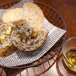 BREAD＆DISHES　MUGINOKI - もう一つの主役は焼きたてパン！。バリエーションも豊富です。