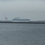 丸武 - 遠くにイギリスの大型客船  ダイヤモンド•プリンセスが停泊しています。