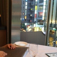 Arbre village - 空いていたこともあり、窓際の2人席に座れた。