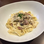 Pasta  LEGGERO - 生ハムときのこのクリームソースのパスタ
                        写真は大盛りです。
                        これは、とても美味しかったです(๑´ڡ`๑)