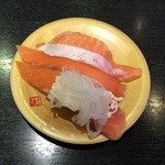 北の匠 回転寿司クリッパー - サーモン三味、270円です。