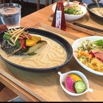 ゴマクロ サロン - ゴマクロ サロンのまっ！白カレー1000円（15.07）