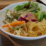 ゴマクロ サロン - ゴマクロ サロンのまっ！白カレーのサラダ（15.07）